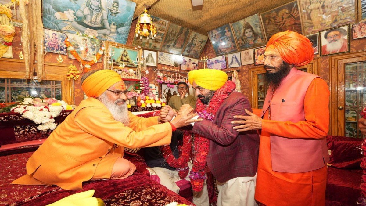 महा शिवरात्रि के मौके पर अरविंद केजरीवाल और CM Mann ने श्री रणकेशवर महादेव मंदिर में माथा टेका, पंजाब की शांति और खुशहाली के लिए की प्रार्थना