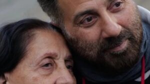 ਮਾਂ ਨਾਲ ਸਨੀ ਦਿਓਲ ਦੀ ਭਾਵੁਕ ਤਸਵੀਰ ਵਾਇਰਲ, ਕੈਪਸ਼ਨ ਨੇ ਜਿੱਤਿਆ ਦਿਲ – ਪਾਕਿਸਤਾਨ ਤੋਂ ਵੀ ਆਏ ਰਿਐਕਸ਼ਨ