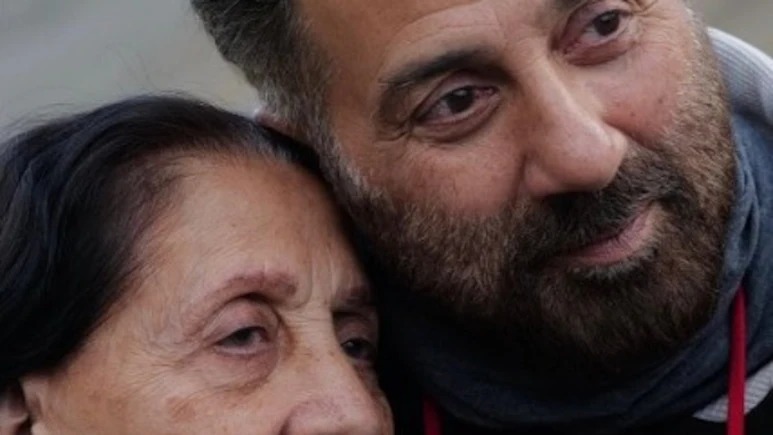 ਮਾਂ ਨਾਲ ਸਨੀ ਦਿਓਲ ਦੀ ਭਾਵੁਕ ਤਸਵੀਰ ਵਾਇਰਲ, ਕੈਪਸ਼ਨ ਨੇ ਜਿੱਤਿਆ ਦਿਲ – ਪਾਕਿਸਤਾਨ ਤੋਂ ਵੀ ਆਏ ਰਿਐਕਸ਼ਨ