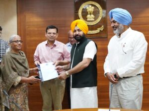 ਹਰਦੀਪ ਸਿੰਘ ਮੁੰਡੀਆਂ ਨੇ ਤਹਿਸੀਲਦਾਰਾਂ ਅਤੇ ਨਾਇਬ ਤਹਿਸੀਲਦਾਰਾਂ ਨੂੰ ਤਰੱਕੀ ਪੱਤਰ ਸੌਂਪੇ