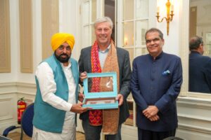 ਫਲੋਰਿਸ ਜਾਨ ਬੋਵਲੈਂਡਰ ਨੇ ਪੰਜਾਬ ਆਉਣ ਦਾ ਸੱਦਾ ਕੀਤਾ ਸਵੀਕਾਰ, ਪੰਜਾਬ ਦੀ ਹਾਕੀ ਨੂੰ ਨਵੀਆਂ ਉਚਾਈਆਂ ਉੱਤੇ ਲੈ ਜਾਣ ਲਈ ਅਥਲੀਟਾਂ ਨੂੰ ਦੇਣਗੇ ਸਿਖਲਾਈ: ਮੁੱਖ ਮੰਤਰੀ ਭਗਵੰਤ ਸਿੰਘ ਮਾਨ