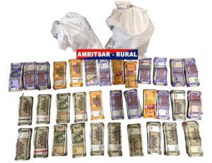 ਅੰਮ੍ਰਿਤਸਰ ਵਿੱਚ 6.5 ਕਿਲੋ ਹੈਰੋਇਨ ਅਤੇ 9.90 ਲੱਖ ਰੁਪਏ ਦੀ ਡਰੱਗ ਮਨੀ ਨਾਲ ਇੱਕ ਔਰਤ ਸਮੇਤ ਤਿੰਨ ਗ੍ਰਿਫ਼ਤਾਰ