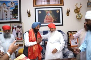 ਪੰਜਾਬ ਭਾਜਪਾ ਪ੍ਰਧਾਨ ਕੇਵਲ ਸਿੰਘ ਢਿੱਲੋਂ ਡੇਰਾ ਸੱਚਖੰਡ ਬੱਲਾਂ ਵਿਖੇ ਹੋਏ ਨਤਮਸਤਕ; ਪਦਮ ਸ਼੍ਰੀ ਸੰਤ ਨਿਰੰਜਨ ਦਾਸ ਜੀ ਤੋਂ ਲਿਆ ਆਸ਼ੀਰਵਾਦ
