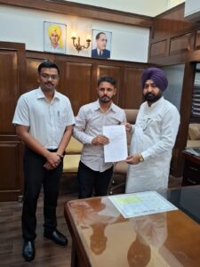 ਮਾਲ ਮੰਤਰੀ ਹਰਦੀਪ ਸਿੰਘ ਮੁੰਡੀਆਂ ਵੱਲੋਂ 3 ਨਵੇਂ ਕਲਰਕਾਂ ਨੂੰ ਨਿਯੁਕਤੀ ਪੱਤਰ ਤਕਸੀਮ