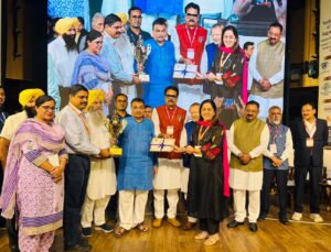 •ਖੇਤੀਬਾੜੀ ਮੰਤਰੀ ਗੁਰਮੀਤ ਸਿੰਘ ਖੁੱਡੀਆਂ ਨੇ ਕੇਂਦਰੀ ਮੰਤਰੀ ਨਿਤਿਨ ਗਡਕਰੀ ਪਾਸੋਂ ਹਾਸਿਲ ਕੀਤੇ ਐਵਾਰਡ