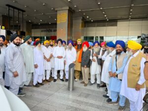 ਪਾਕਿਸਤਾਨ ਤੋਂ 49 ਸਿੱਖ ਸ਼ਰਧਾਲੂਆਂ ਦਾ ਜਥਾ ਭਾਰਤ ਪਹੁੰਚਿਆ, ਦਿੱਲੀ ਏਅਰਪੋਰਟ ’ਤੇ ਗੁਰਦੁਆਰਾ ਕਮੇਟੀ ਵੱਲੋਂ ਨਿੱਘਾ ਸਵਾਗਤ