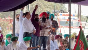 ਫਿਰੋਜ਼ਪੁਰ ਦੇ ‘ਸਿੰਘਮ’ ਫੂਡ ਸੇਫਟੀ ਅਫਸਰ ਦੇ ਸਸਪੈਂਸ਼ਨ ’ਤੇ ਬਵਾਲ, ਸਮਰਥਨ ’ਚ ਲੋਕਾਂ ਨੇ ਜਾਮ ਕੀਤੀ GT ਰੋਡ17 ਸਾਲਾਂ ਦੀ ਸੇਵਾ ਦੌਰਾਨ 26 ਵਾਰ ਵਿਭਾਗੀ ਕਾਰਵਾਈ ਦਾ ਦਾਅਵਾ, ਮਿਲਾਵਟਖੋਰੀ ਖ਼ਿਲਾਫ਼ ਕਾਰਵਾਈ ਕਾਰਨ ਚਰਚਾ ’ਚ ਰਹੇ ਅਭਿਨਵ ਕੁਮਾਰ